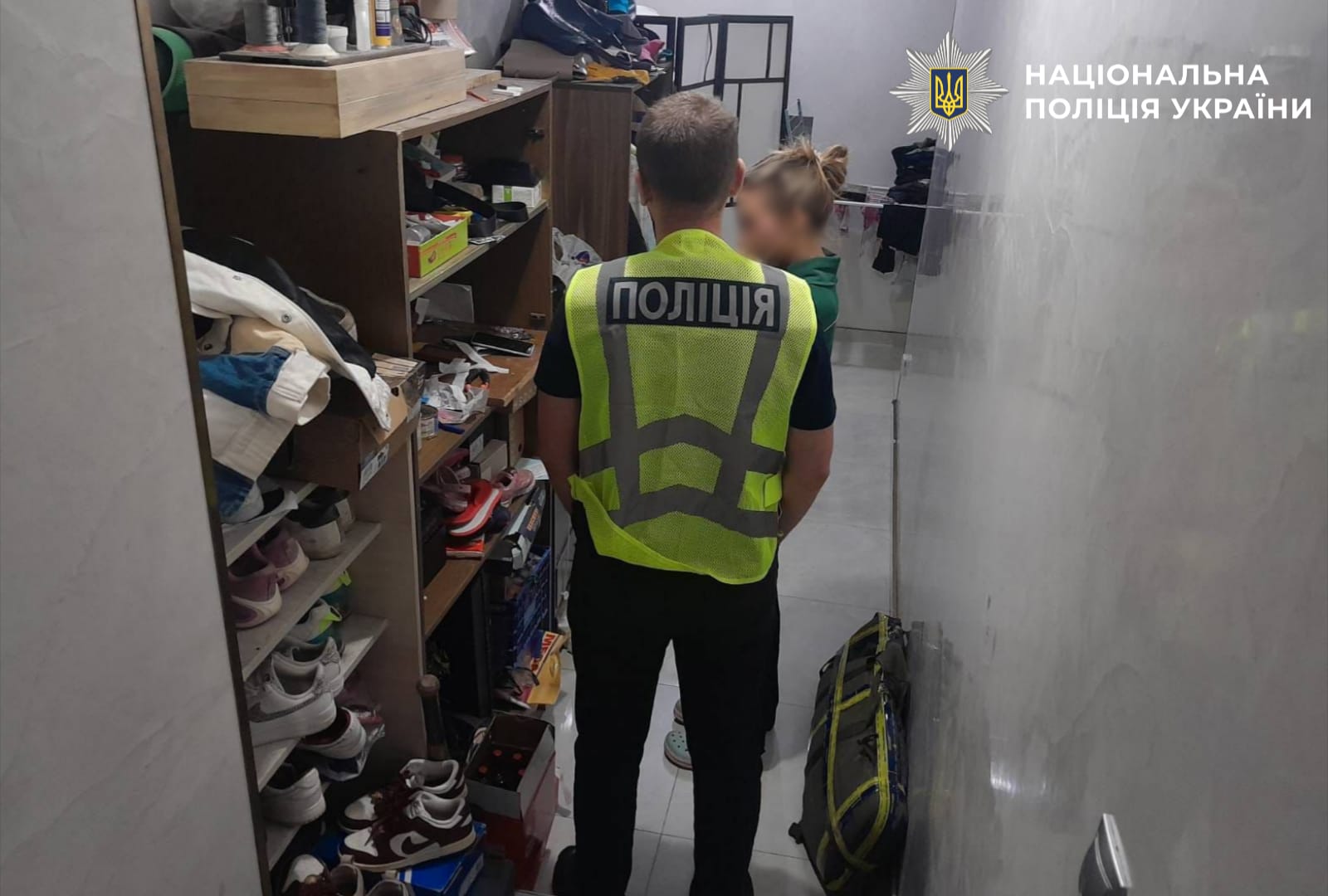 На фото один із фігурантів та поліцейський.