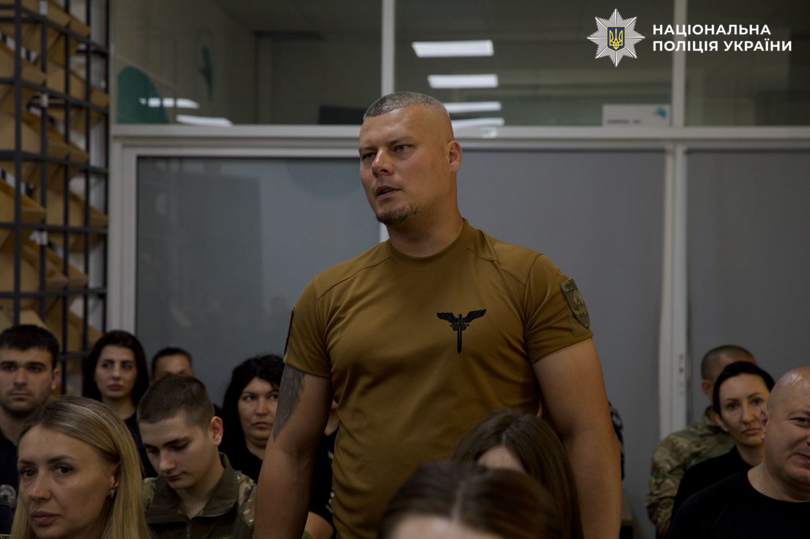 Фото озного з учасників заходу, який говорить з місця.