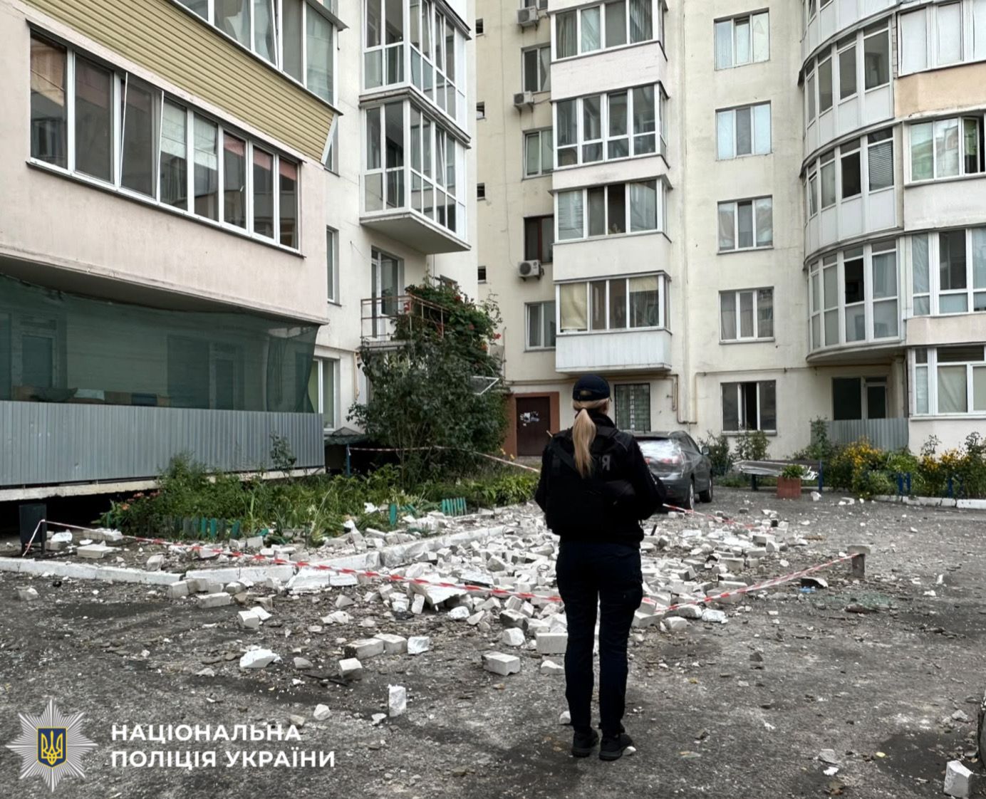 На фотографії зображено поліція Київщини, яка документує наслідки атаки рф у Бориспільському районі.