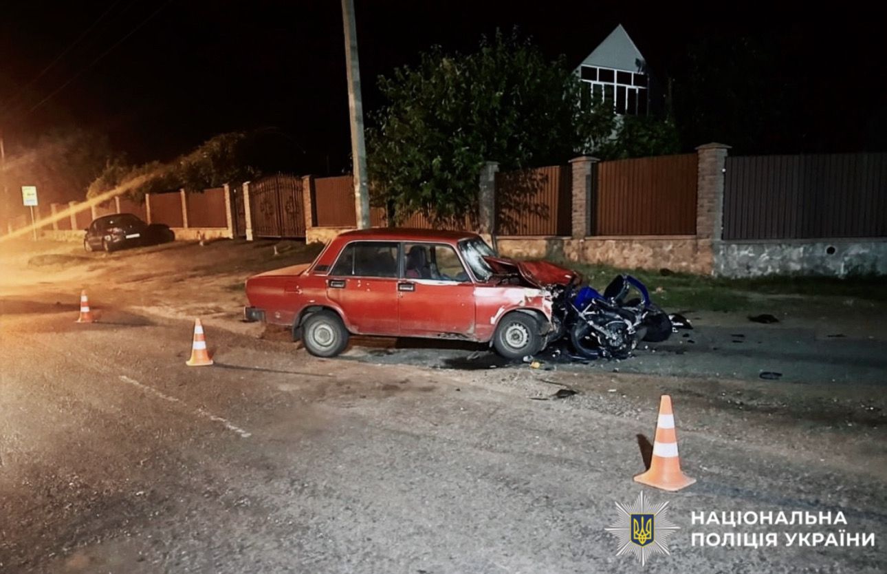 На фотографії зображено транспортні засоби, які є учасниками ДТП на Бучанщині, в якій потраждав мотоцикліст.