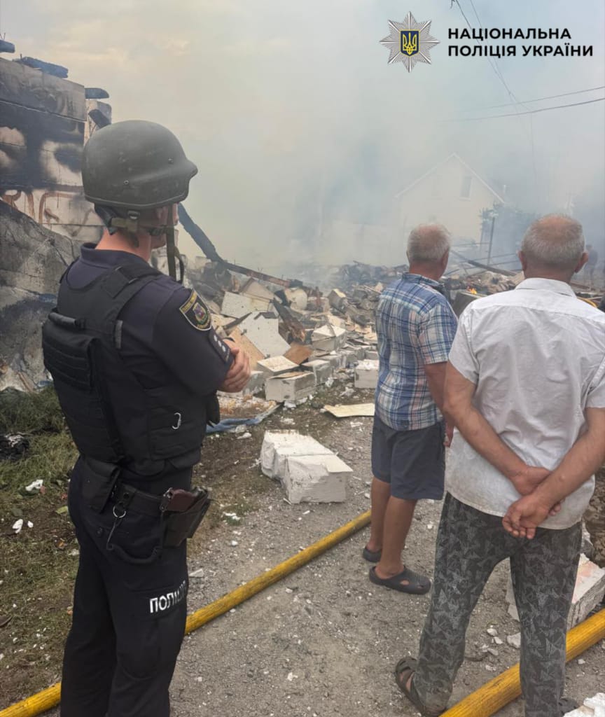 На фотографії зображено поліцейського Київщини, який фіксує наслідки ворожої атаки.