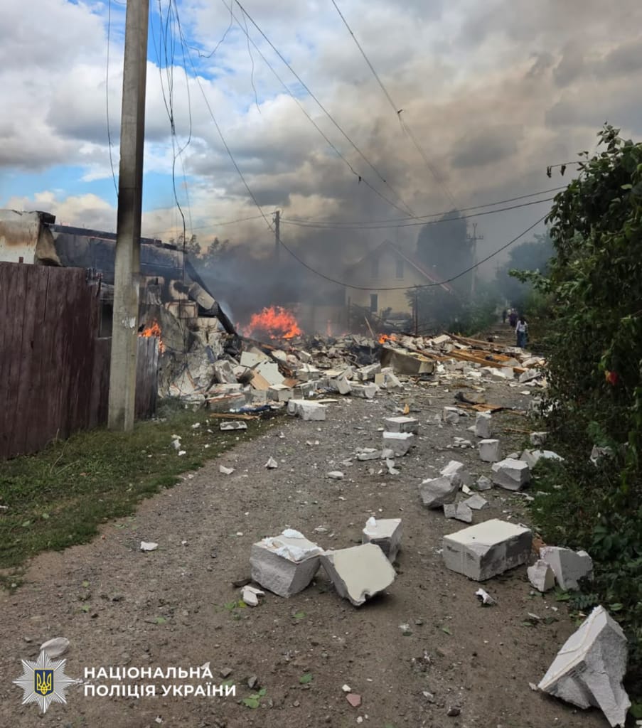 На фотографії зображено наслідки ворожої атаки на Київщині.