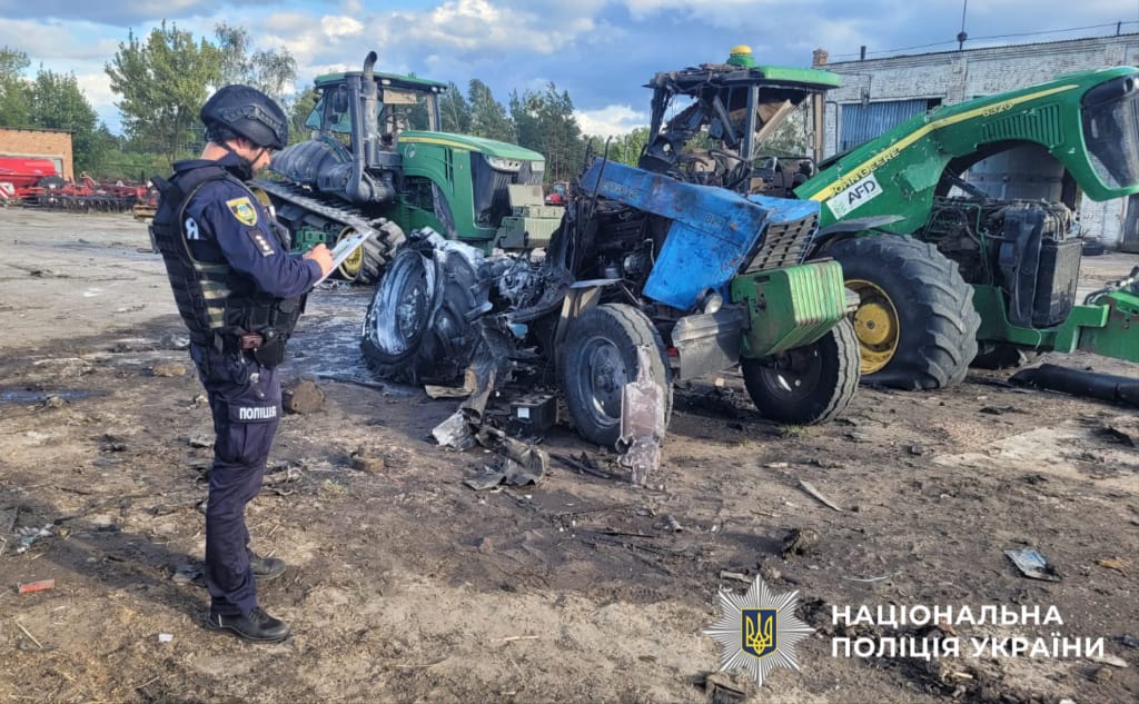 На фотографії зображено поліцейського Київщини, який фіксує наслідки ворожої атаки.