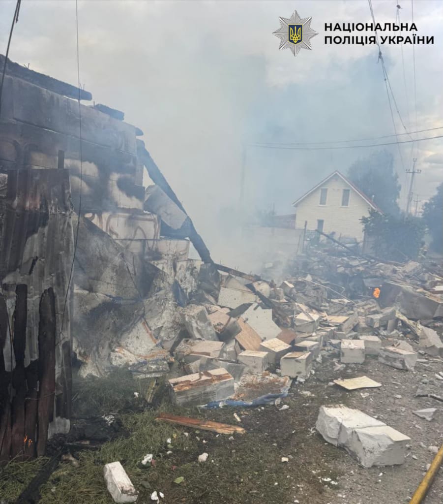 На фотографії зображено наслідки ворожої атаки на Київщині.