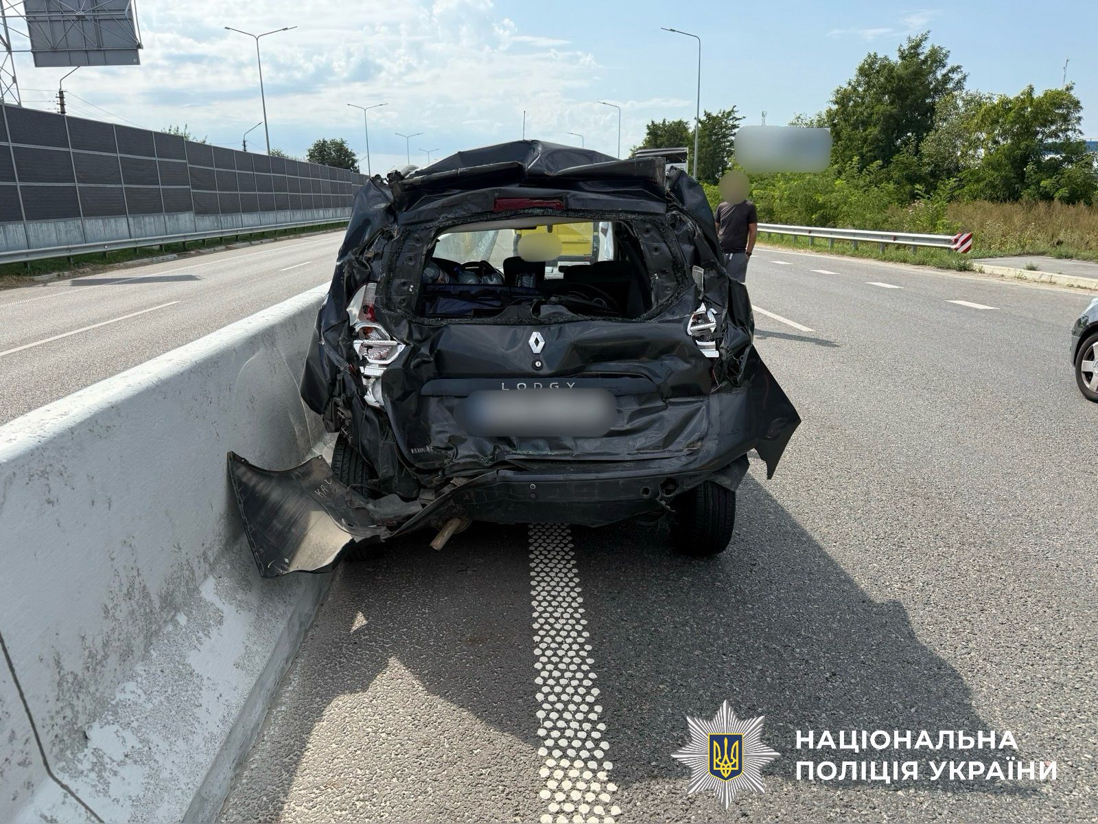 На фотографії зображено автомобіль, який є учасником ДТП, внаслідок якої травмовано неповнолітню дівчину.