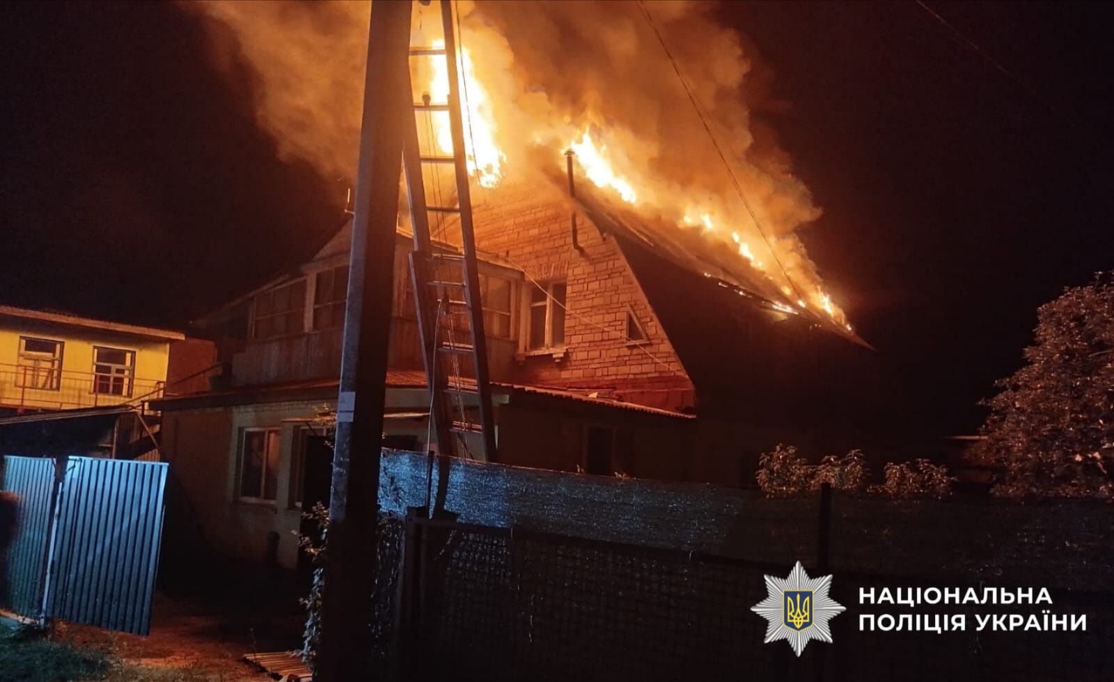 На фото палаючий будинок.