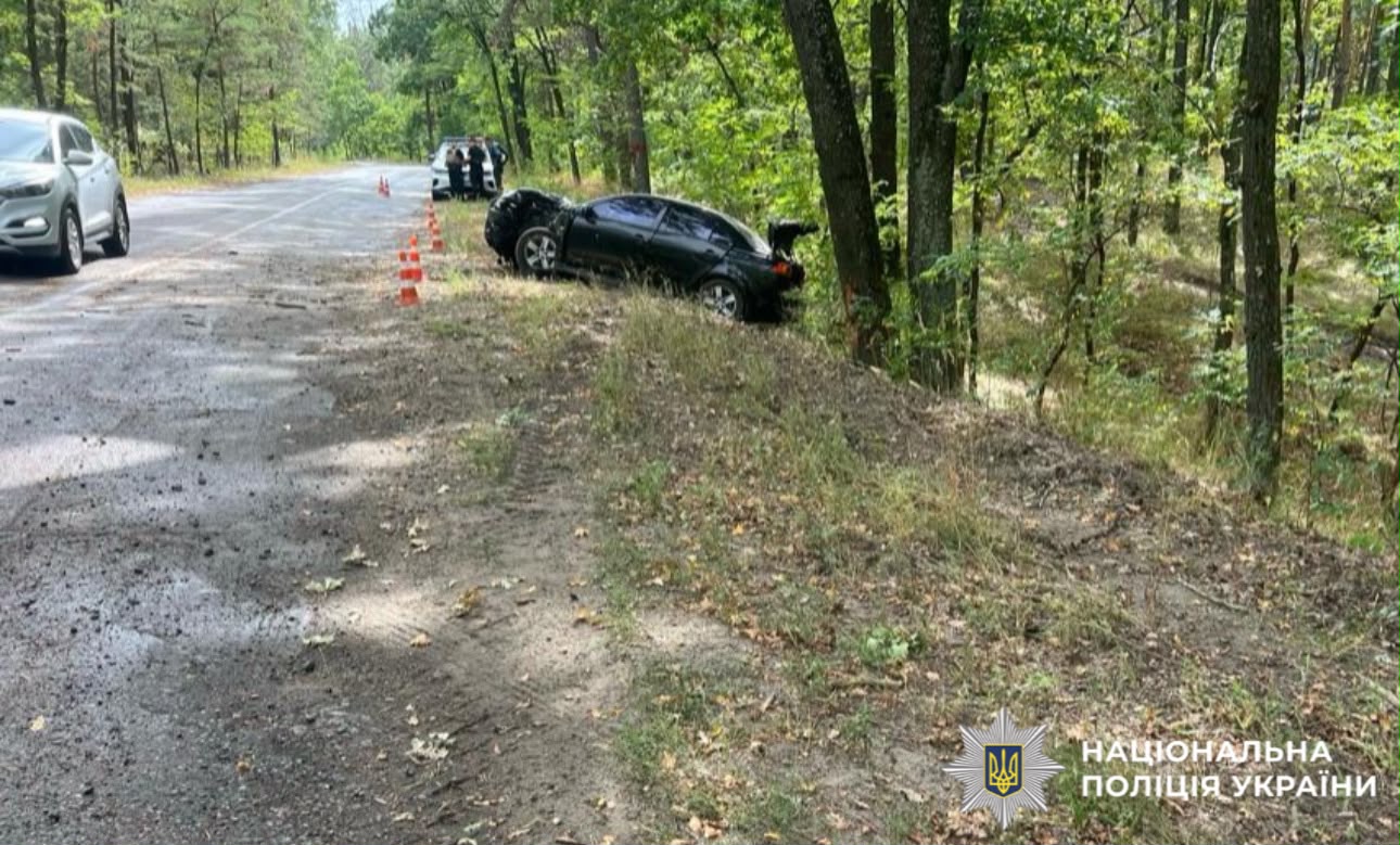 На фотографії зображено автомобіль, який є учасником ДТП.