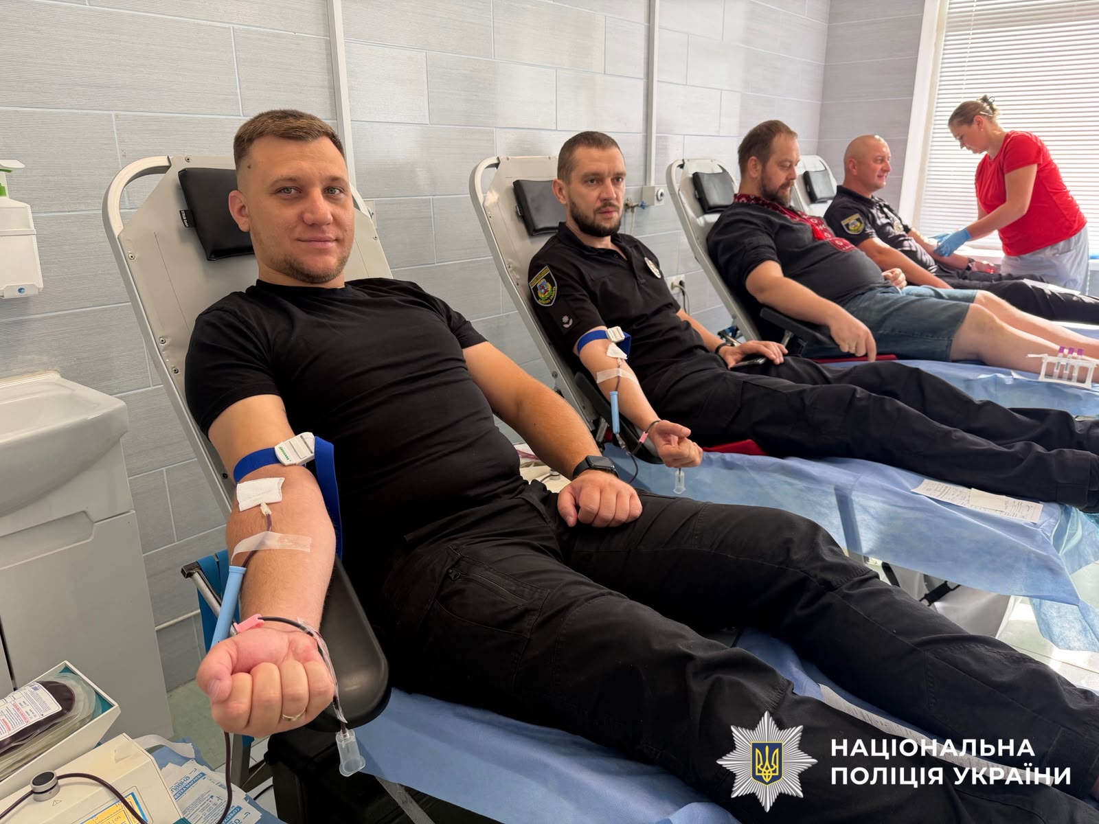 На фото зображені поліцейські які здають кров