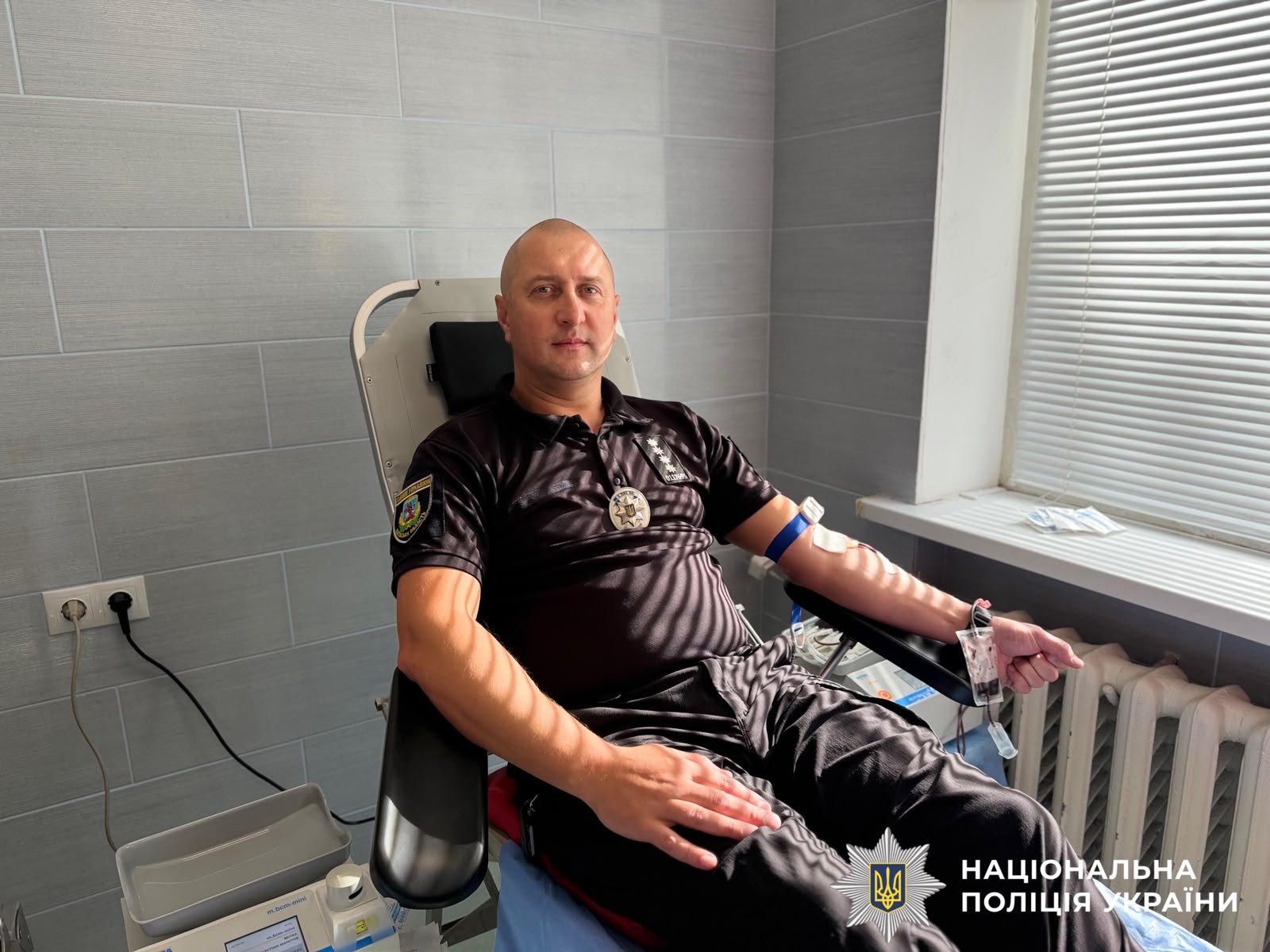 На фото зображені поліцейські які здають кров