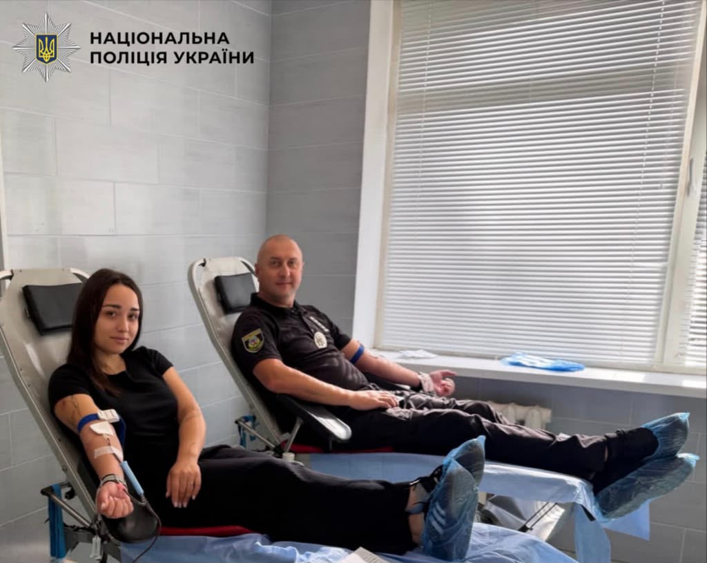 На фото зображені поліцейські які здають кров