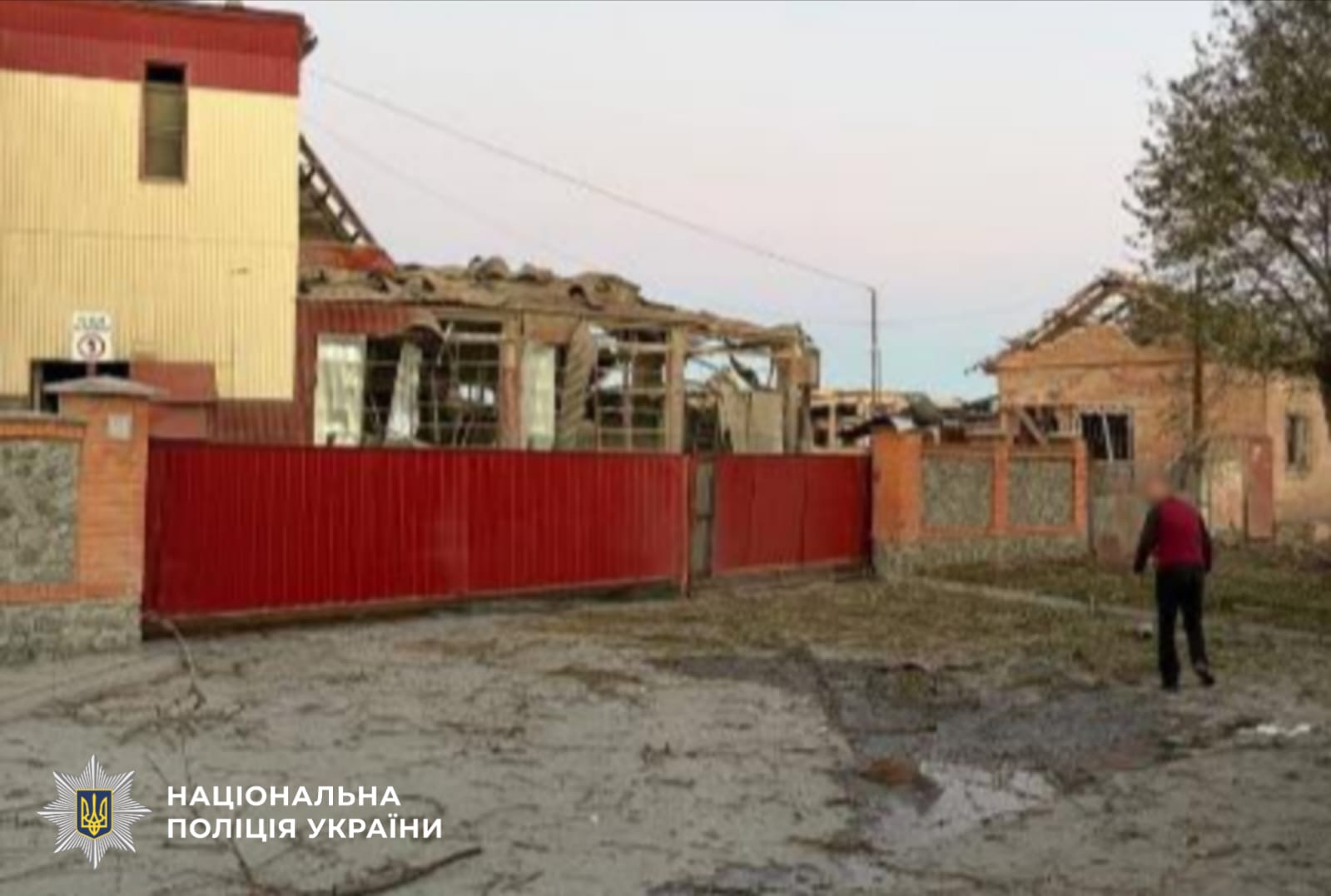 На фото пошкоджена будівля та правоохоронці.