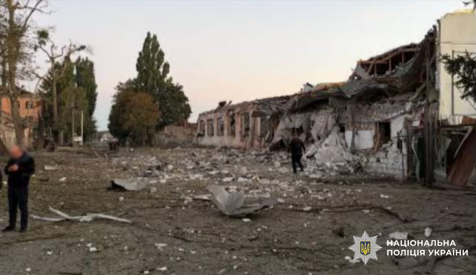На фото пошкоджена будівля та правоохоронці.