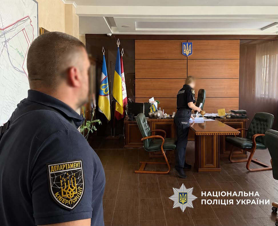 На фотографії зображено викриття фігурантів, які організували незаконну схему оренди зношеного обладнання.