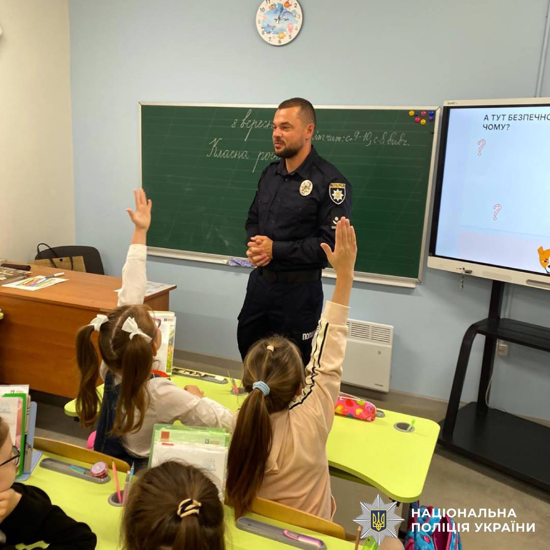 «Урок безпеки»: поліцейські Харкова провели профілактичний захід для школярів