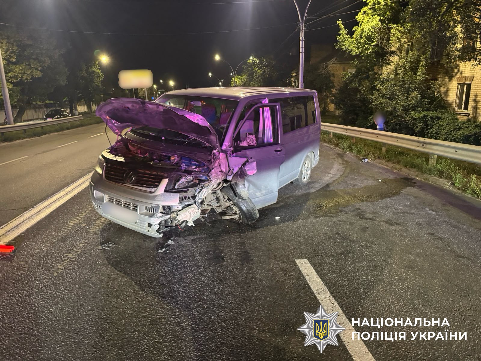 На фото пошкоджений автомобіль, внаслідок ДТП.