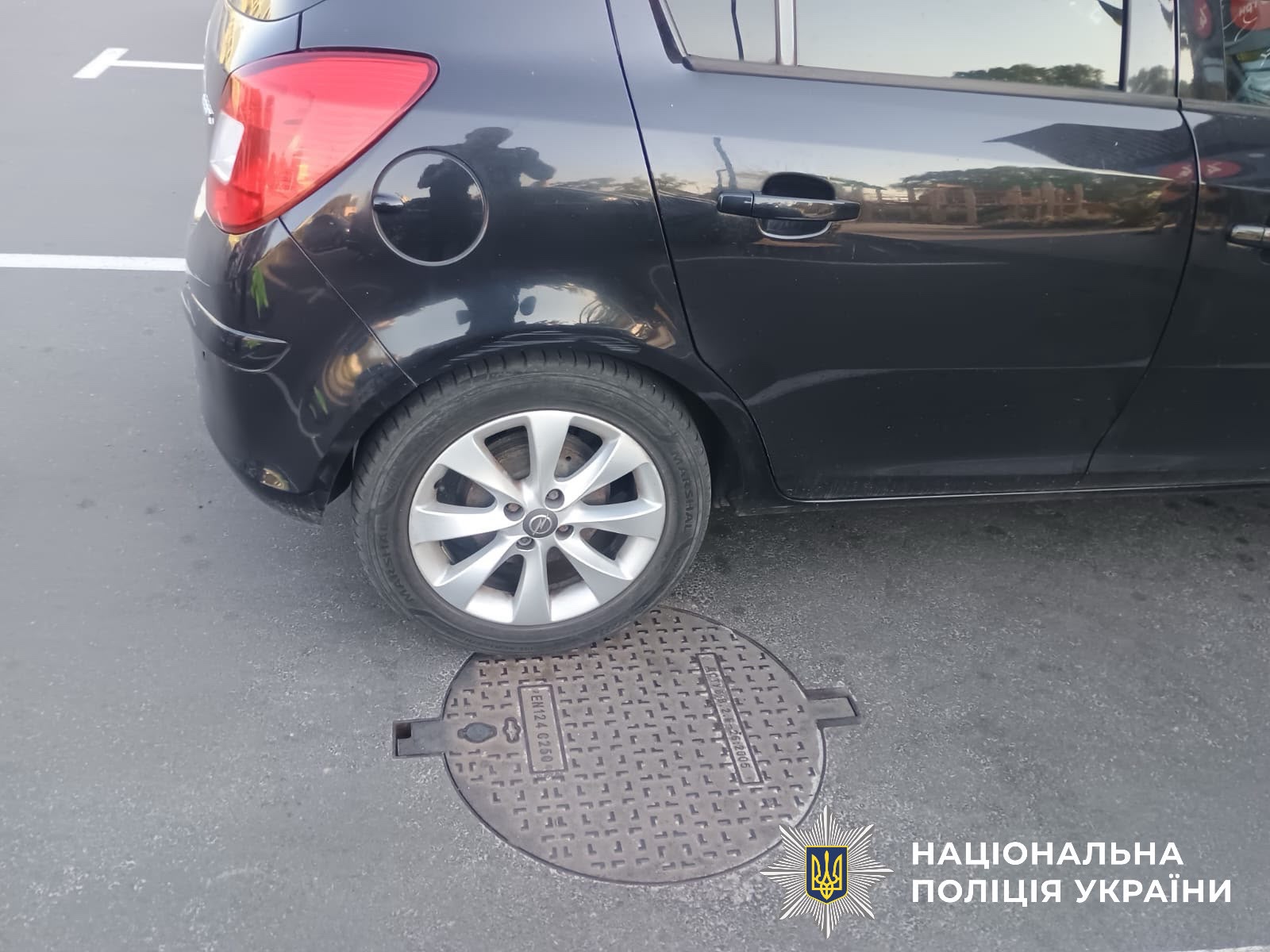 На фотографії зображено автомобіль, який є учасником ДТП.
