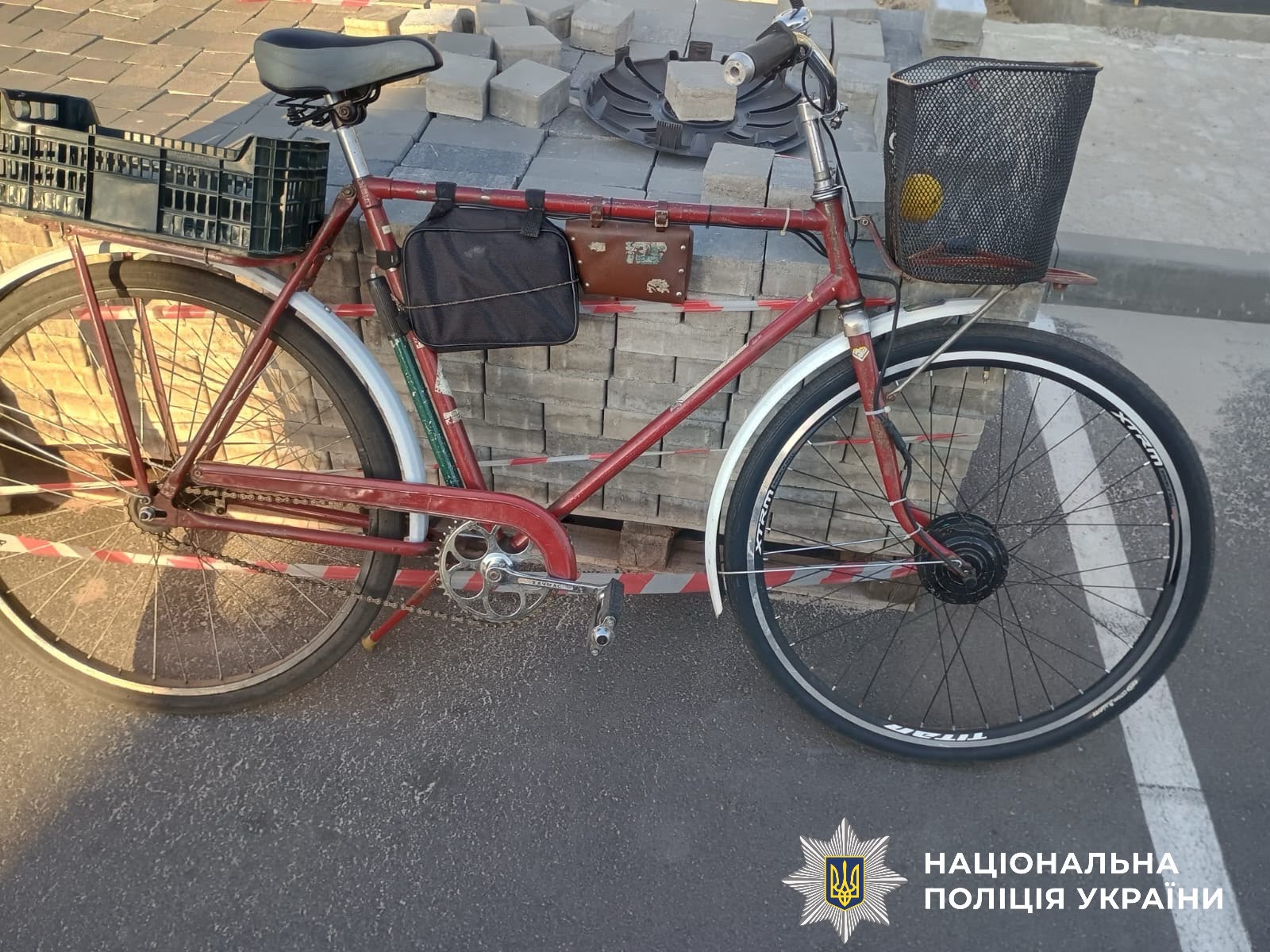 На фотографії зображено велосипед, який є учасником ДТП.