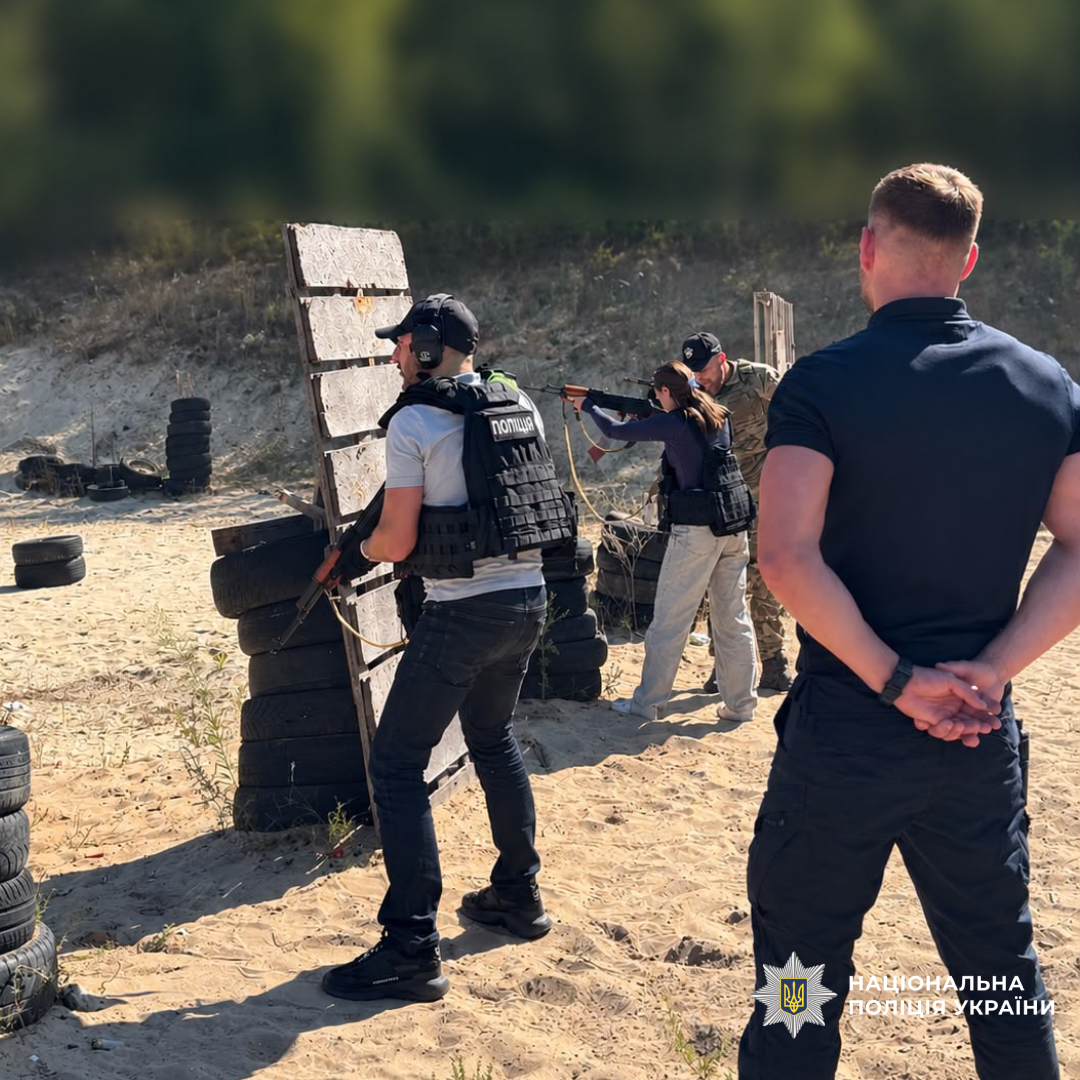 Поліцейські Харкова удосконалюють навички зі стрільби з автоматичної зброї