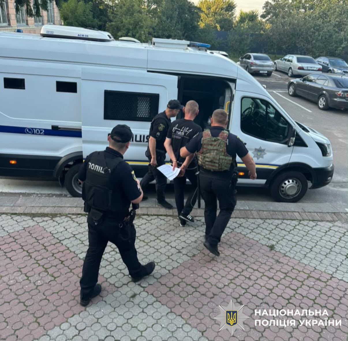 На фото зображено зловмисника та працівників поліції