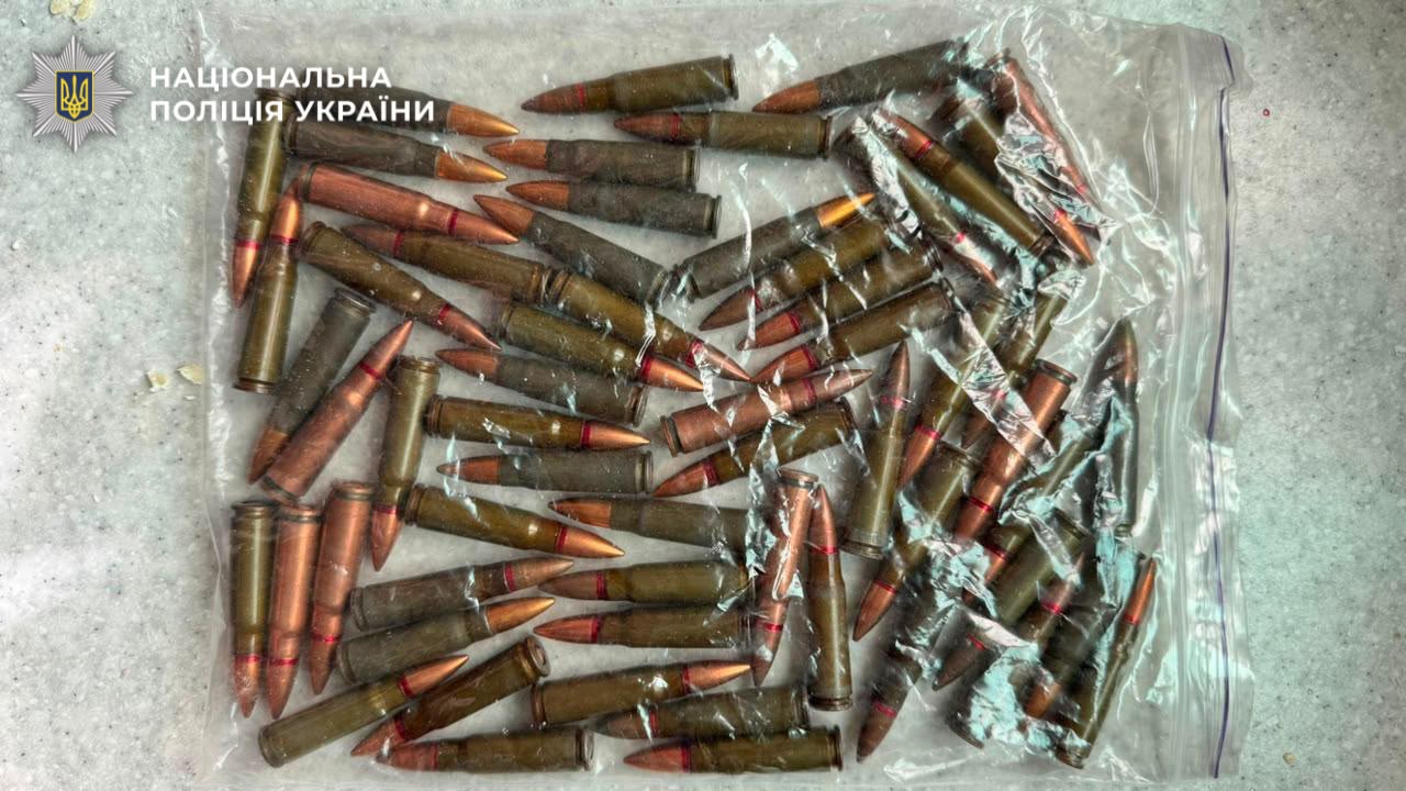 На фотографії зображено речові докази.