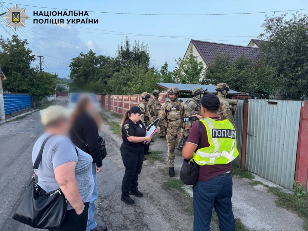 На фотографії зображено проведення слідчих дій.