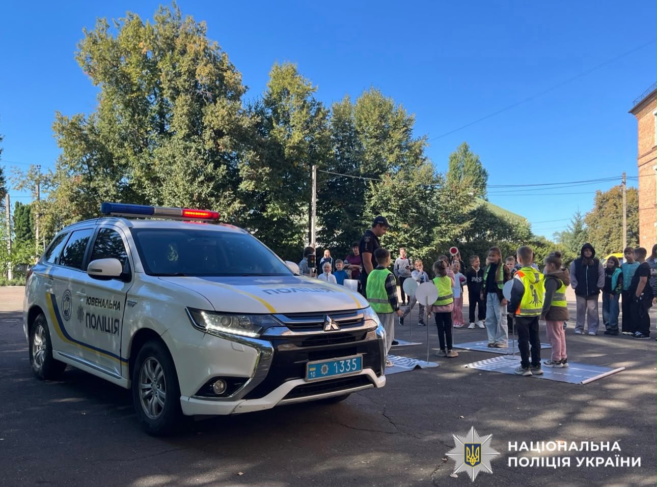 На фотографії зображено ювенальних інспекторів Білоцерківського районного управління поліції, які провели пізнавальне заняття для учнів гімназії.