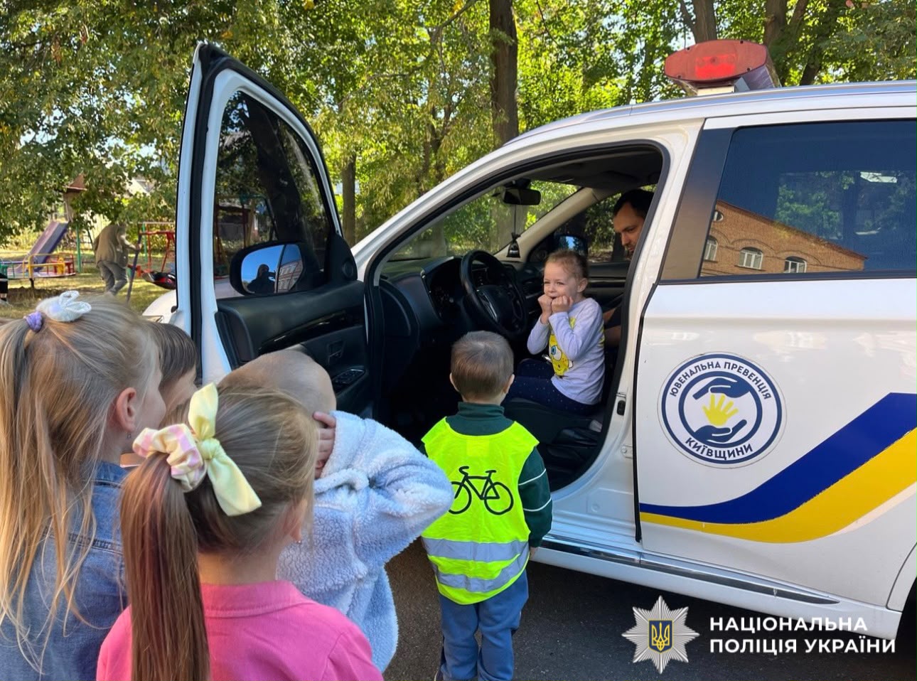 На фотографії зображено ювенальних інспекторів Білоцерківського районного управління поліції, які провели пізнавальне заняття для учнів гімназії.