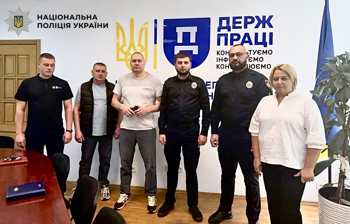 На фотографії зображено поліцейських Київщини, які взяли участь у зустрічі, спрямованій на запобігання нелегальній праці та торгівлі людьми.