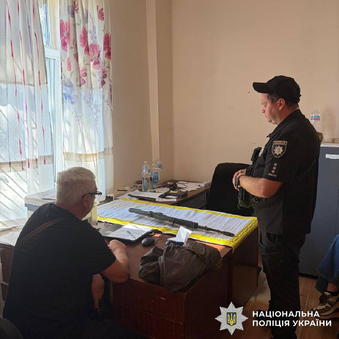 Поліцейські Нововодолазької громади проводять процедуру декларування вогнепальної зброї