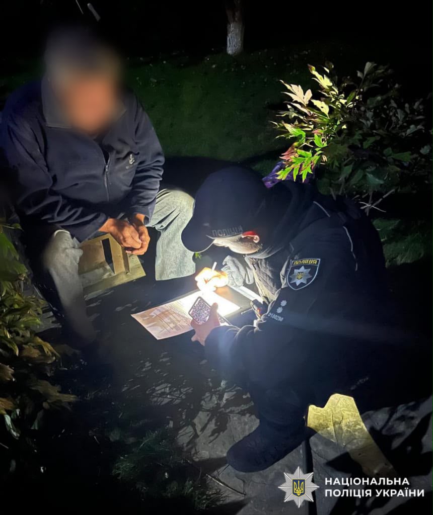 На фото зображено потерпілу жінку