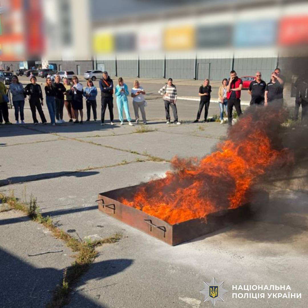 Поліцейські Харкова спільно з рятувальниками провели навчання для працівників одного з торгівельно-розважальних центрів