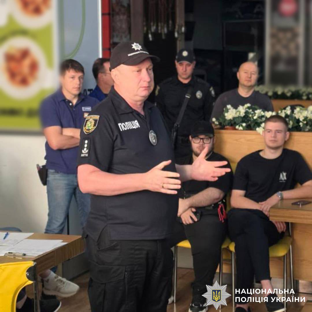Поліцейські Харкова спільно з рятувальниками провели навчання для працівників одного з торгівельно-розважальних центрів