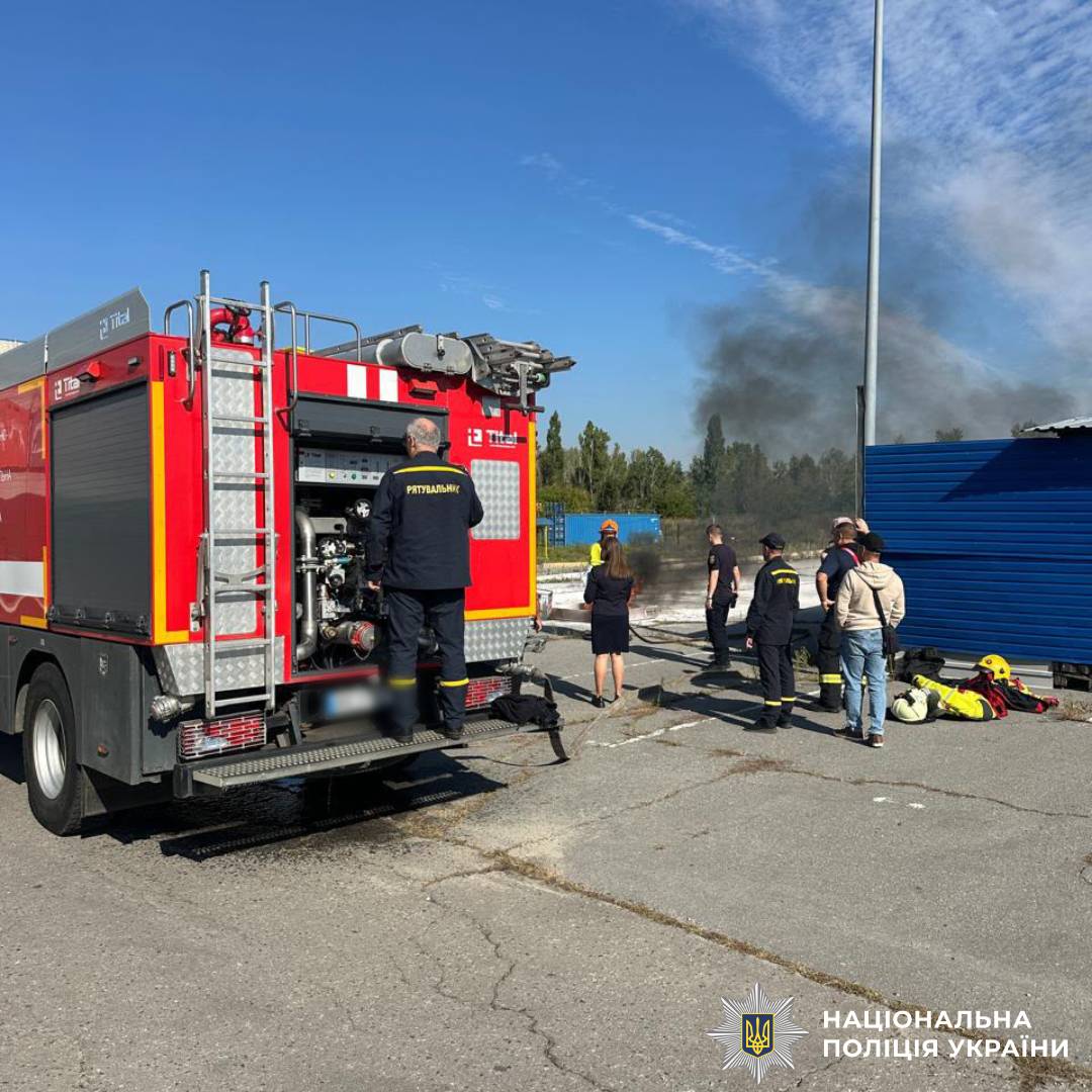 Поліцейські Харкова спільно з рятувальниками провели навчання для працівників одного з торгівельно-розважальних центрів