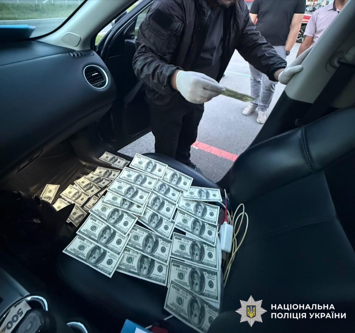 На фото зображені кошти