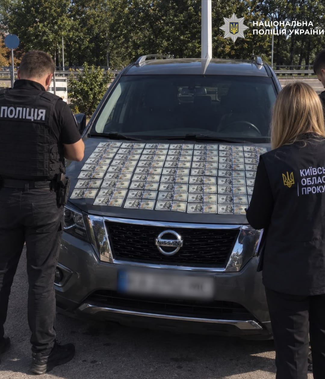 На фото зображені поліція та прокуратура