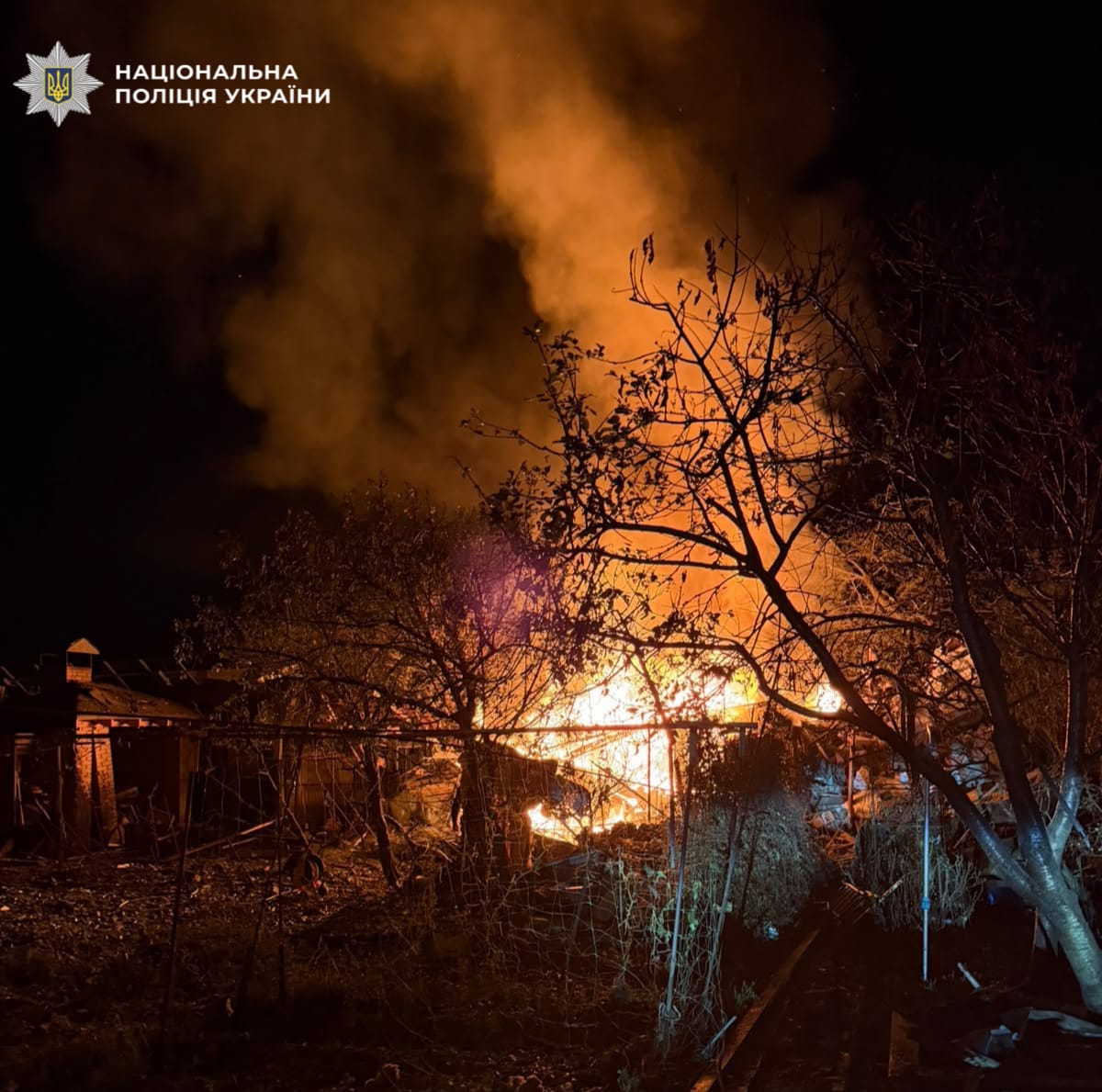 На фото пожежа палаючий будинок внаслідок атаки рф.