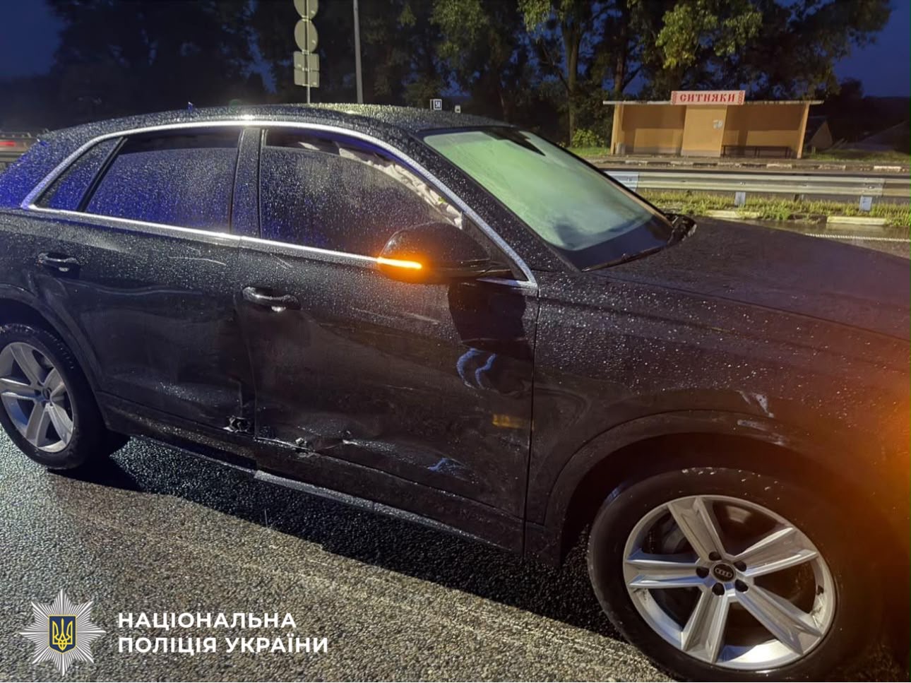 На фото зображений пошкоджений автомобіль