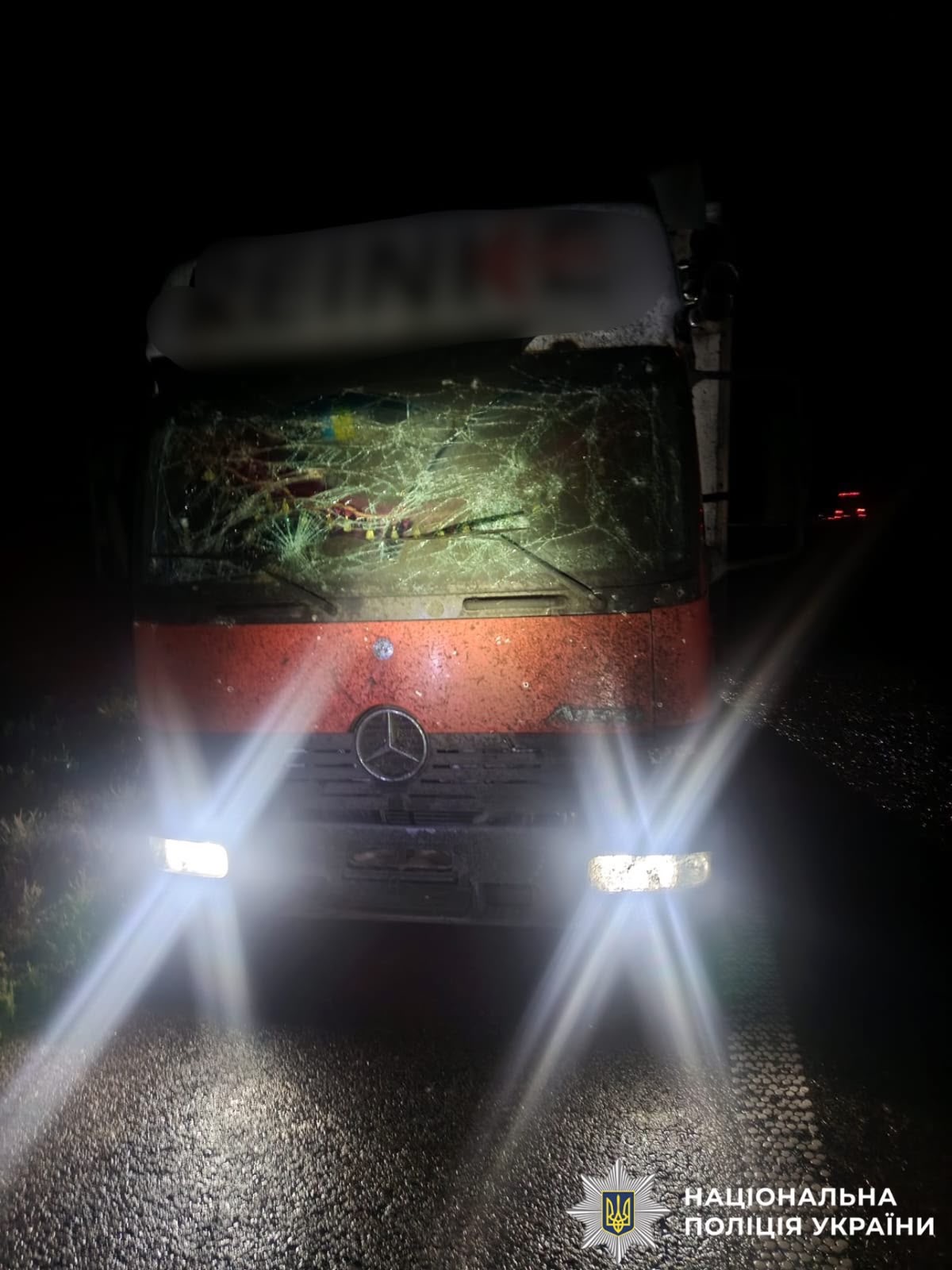 На фото зображений пошкоджений автомобіль