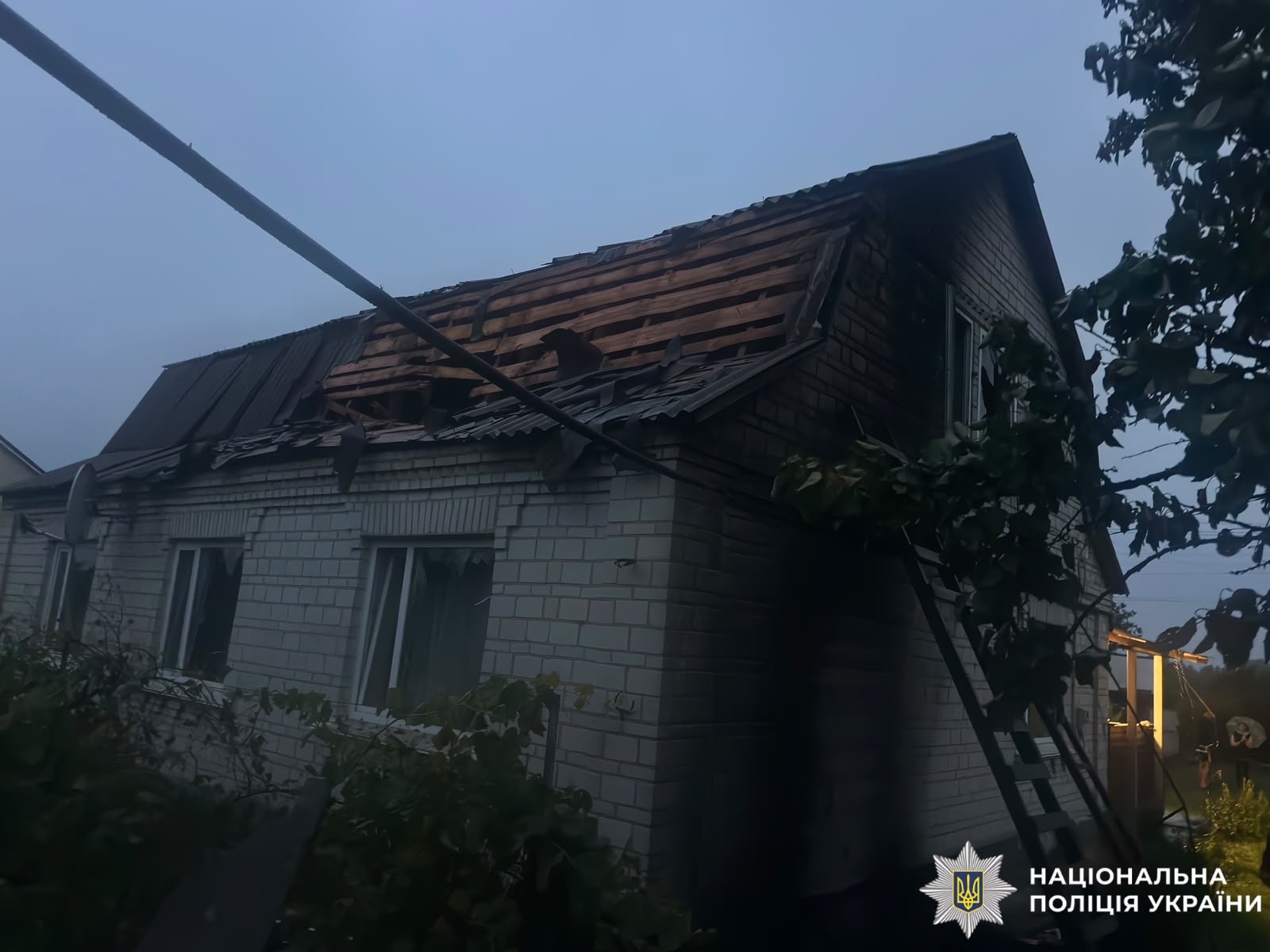 На фото зображений пошкоджений будинок