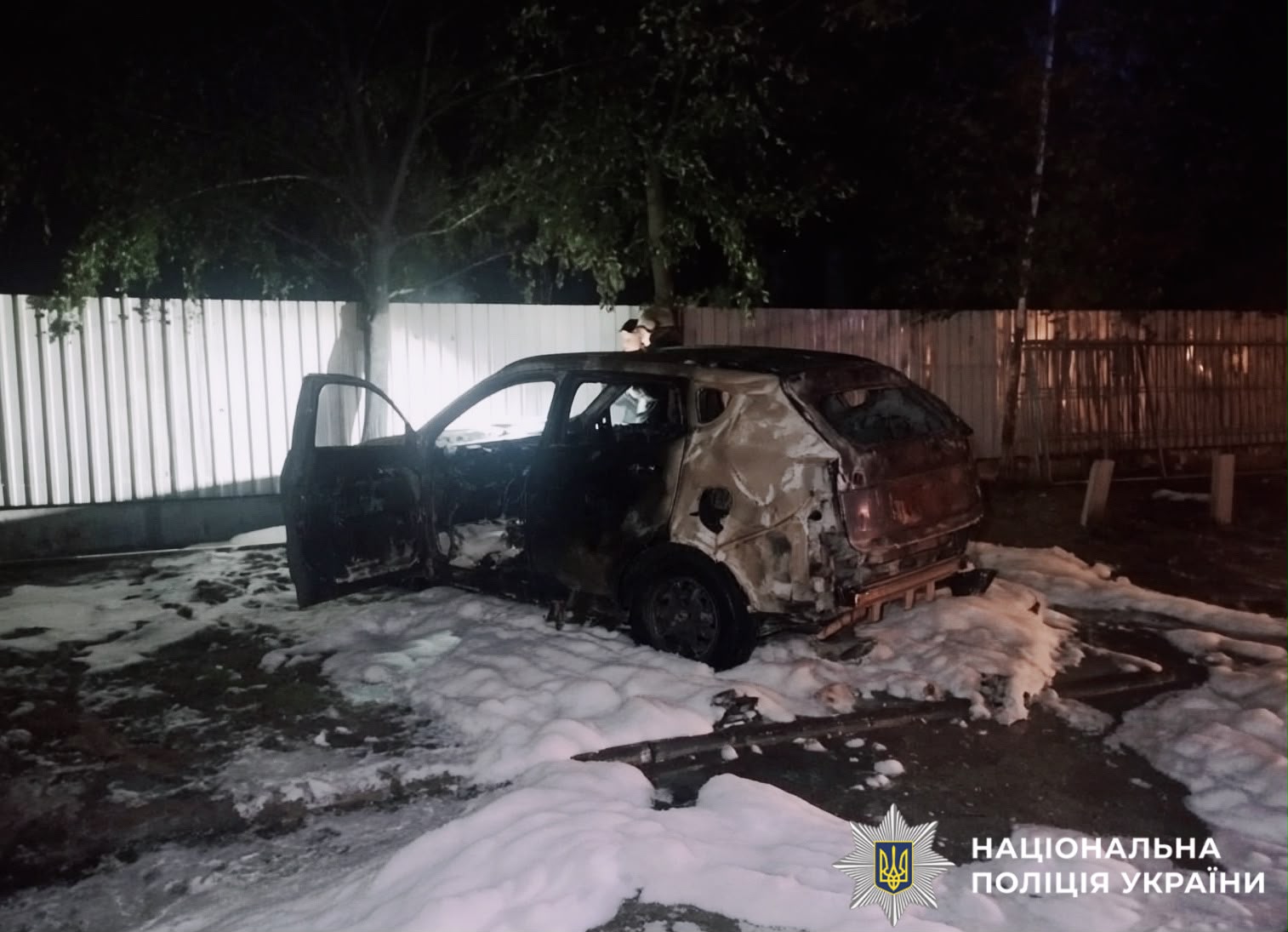 На фотографії зображено автомобіль, який підпалив зловмисник.
