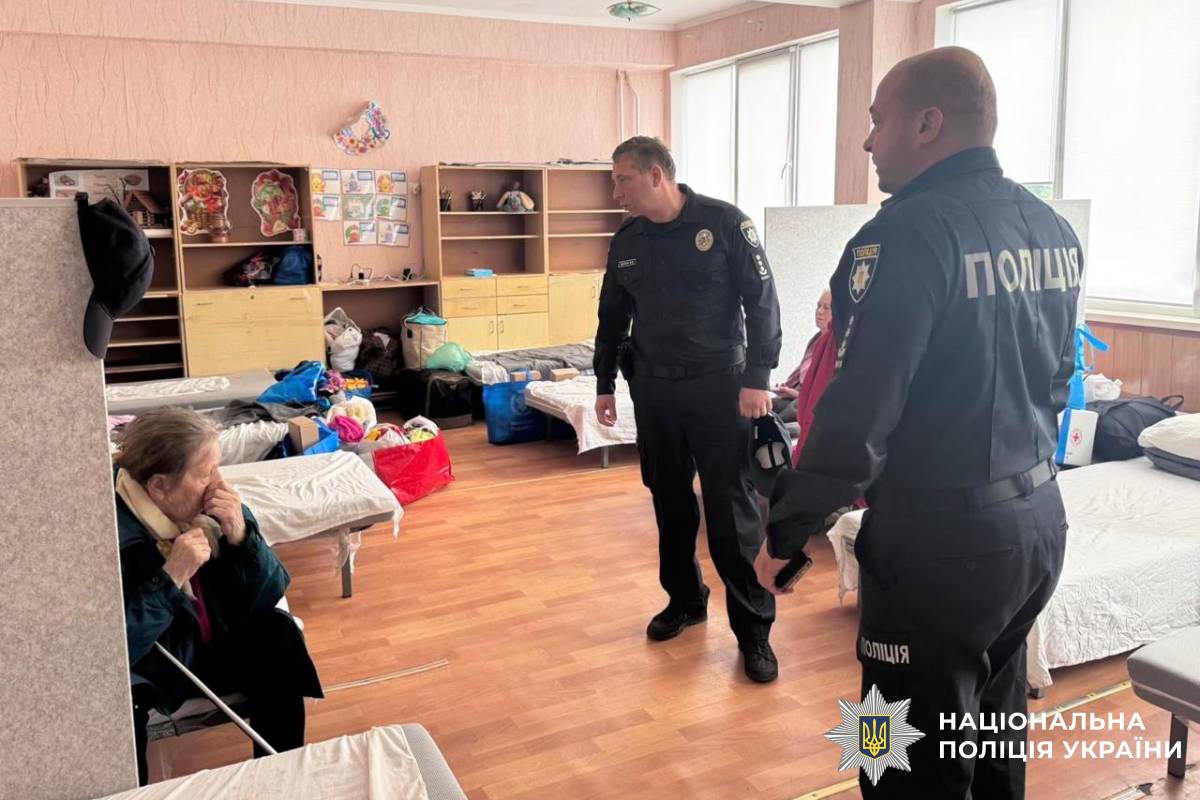 Поліцейські Харківщини забезпечують безпеку евакуації мешканців Донеччини через транзитний центр