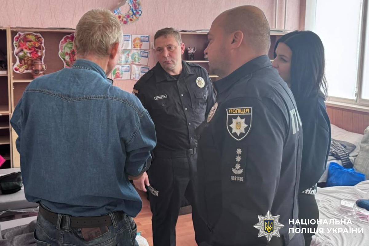 Поліцейські Харківщини забезпечують безпеку евакуації мешканців Донеччини через транзитний центр