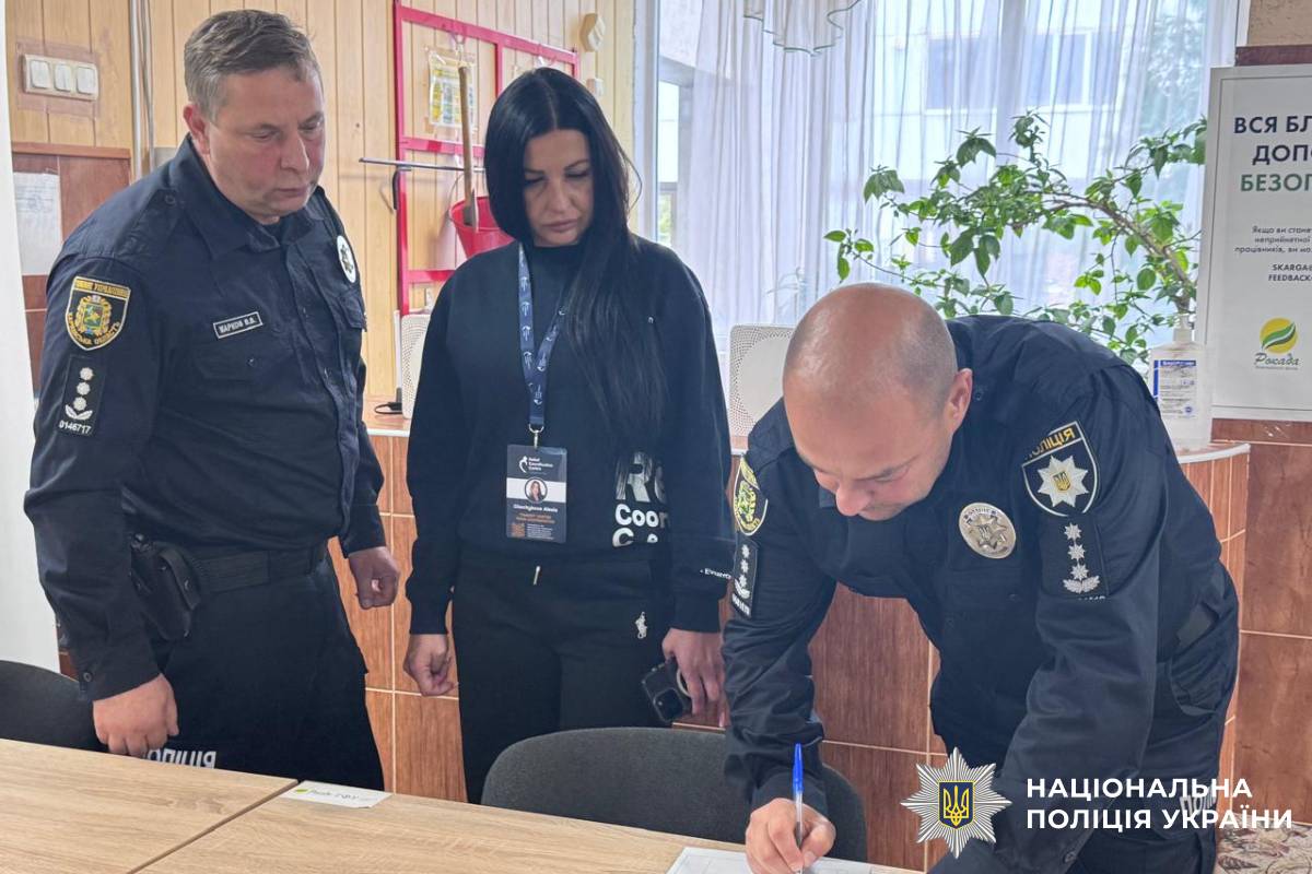 Поліцейські Харківщини забезпечують безпеку евакуації мешканців Донеччини через транзитний центр