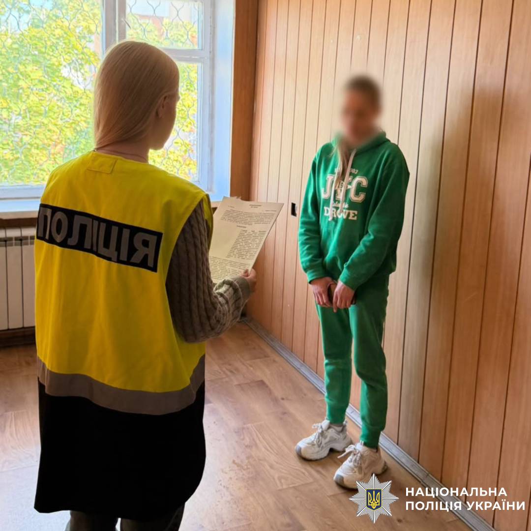 Поліцейські Харкова повідомили жінці про підозру у незаконному вирощуванні конопель та зберіганні канабісу