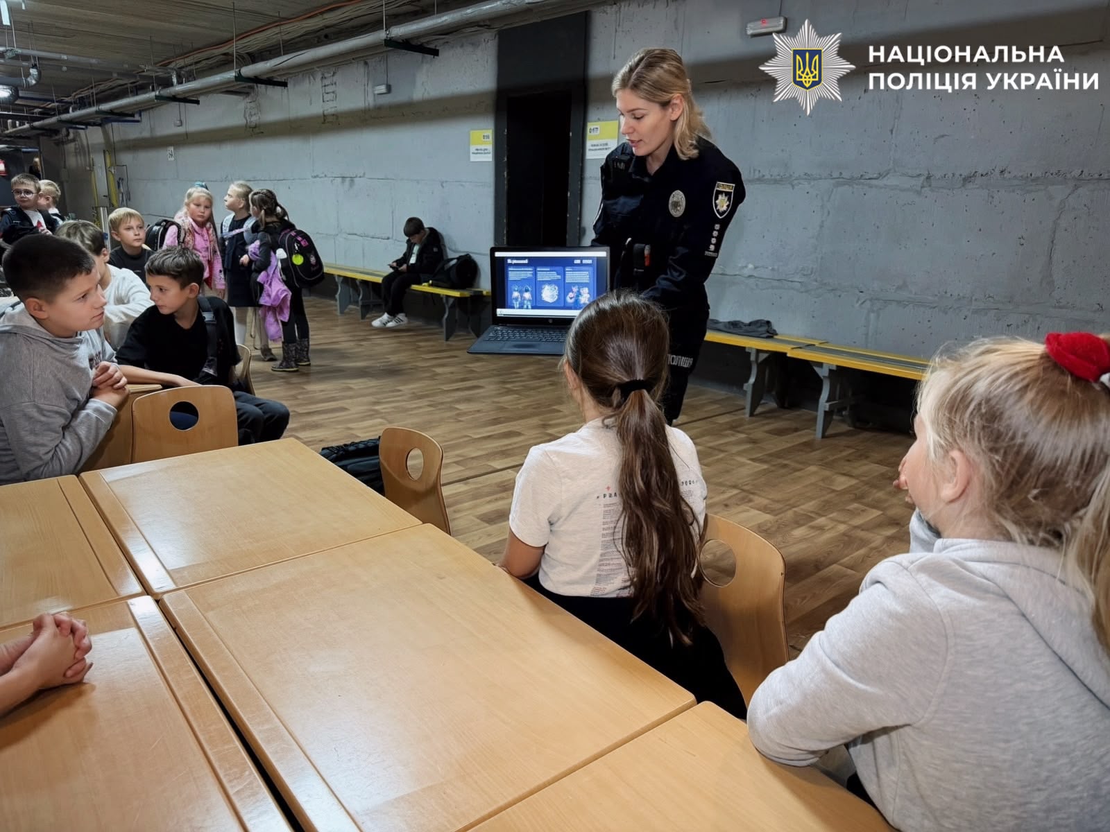 На фотографії зображено інспекторку сектору Служби освітньої безпеки Бучанського районного управління поліції, яка провела для учнів одного з ліцеїв інтерактивне заняття.