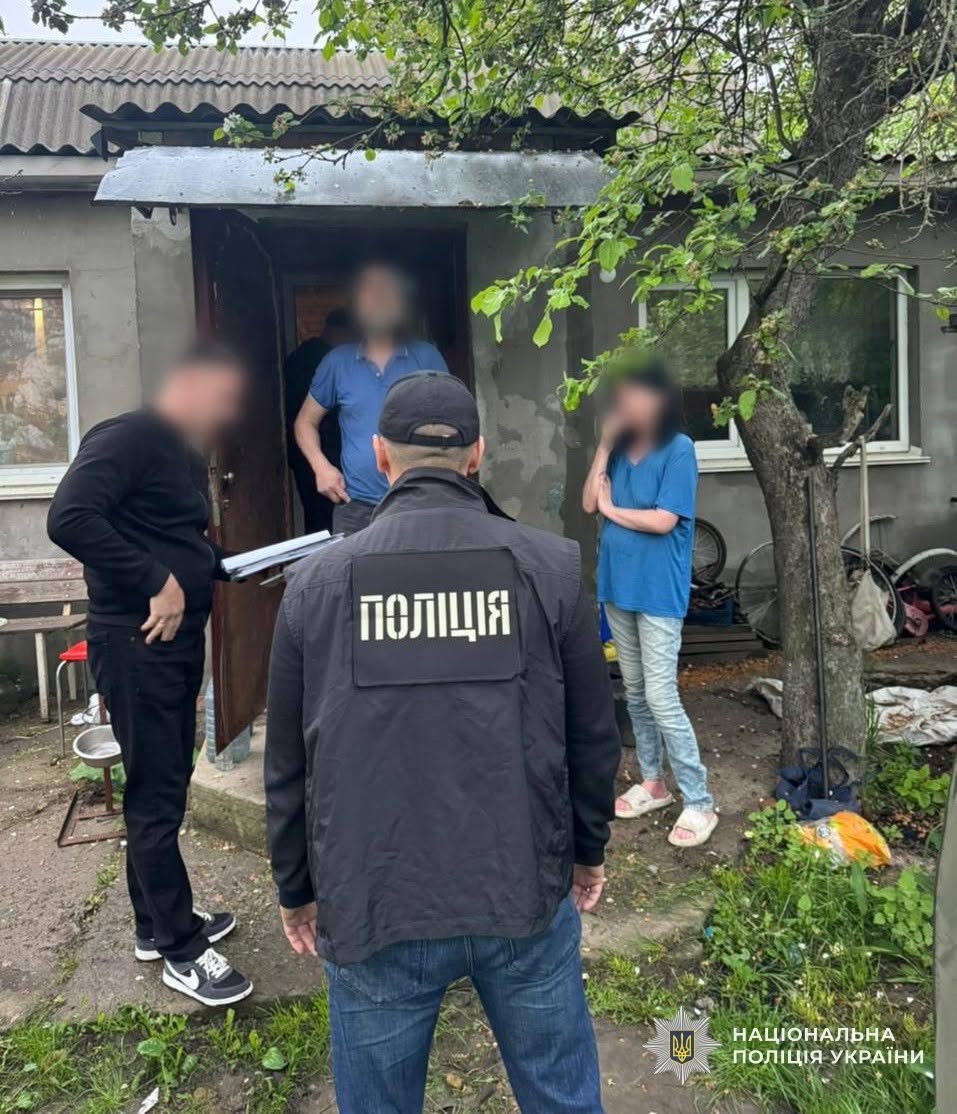 Співробітник поліції оголошує підозру одному із фігурантів справи. Напередньому фоні стоїть іще один поліцейський
