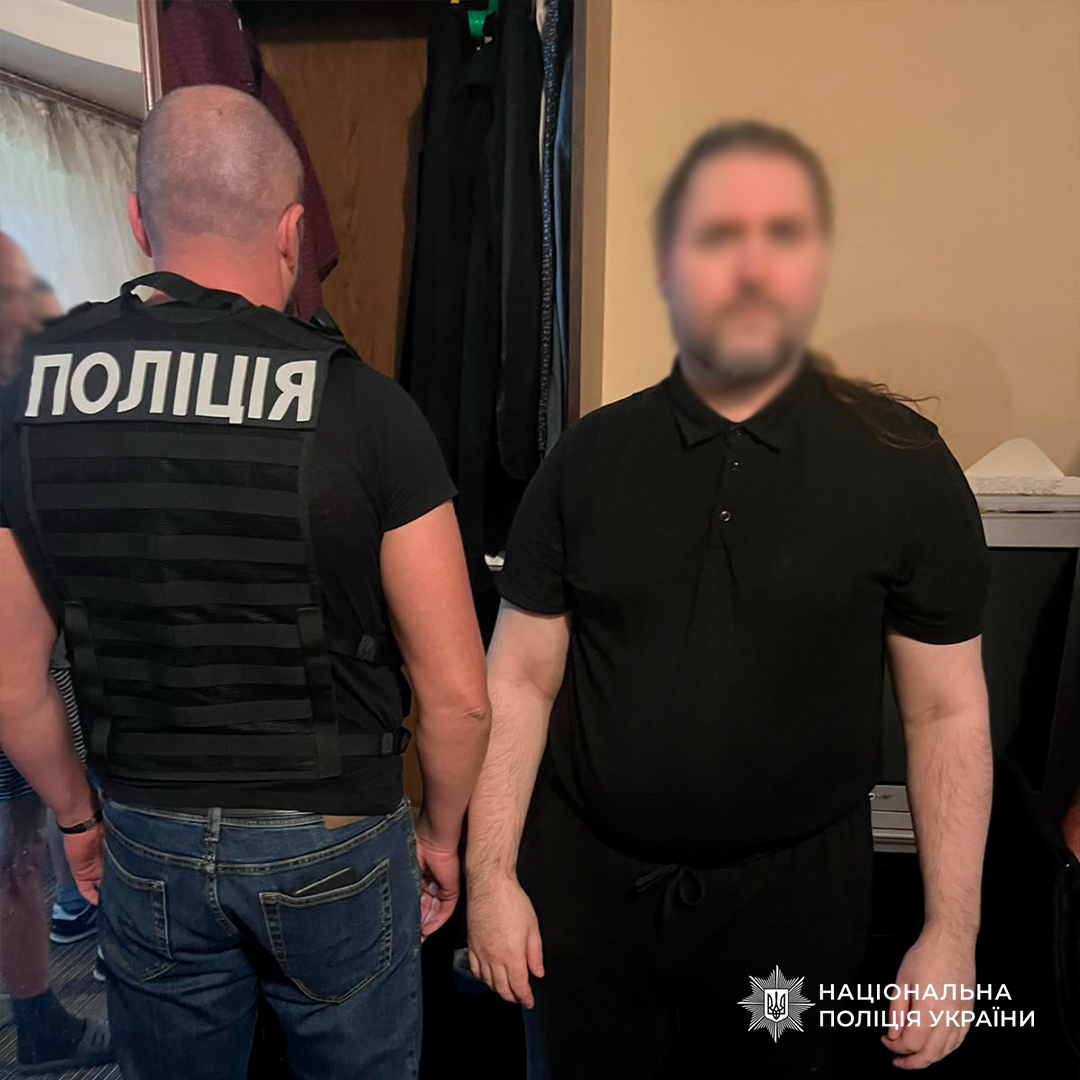 На фото правоохоронець та затриманий.