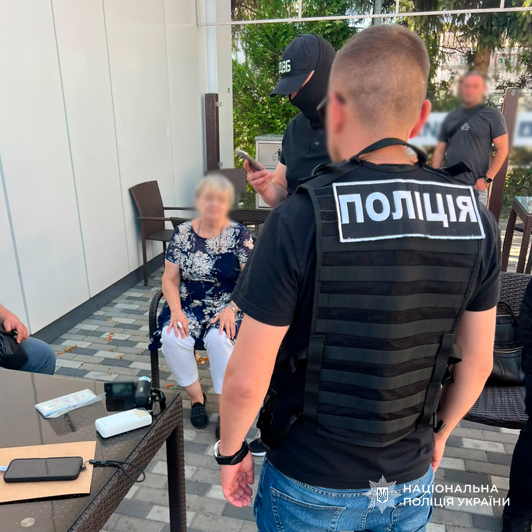 На фото поліцейський та учасники обшуку.