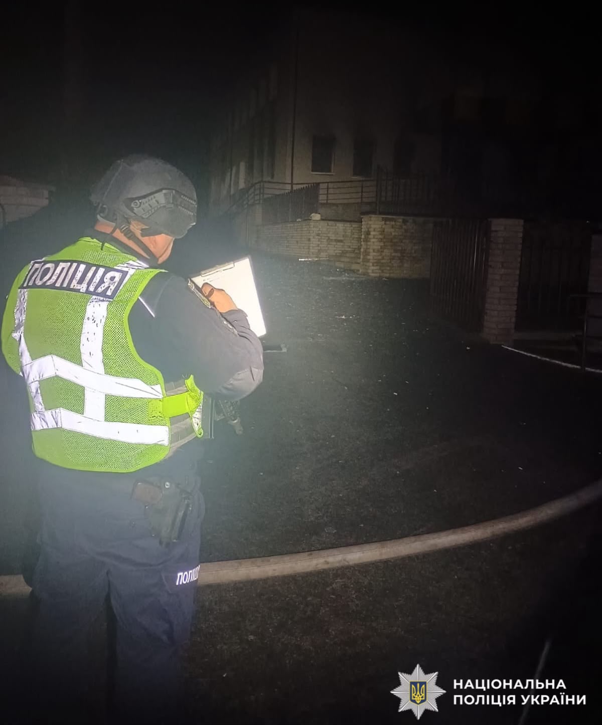 На фото правоохоронець документує наслідки атаки.