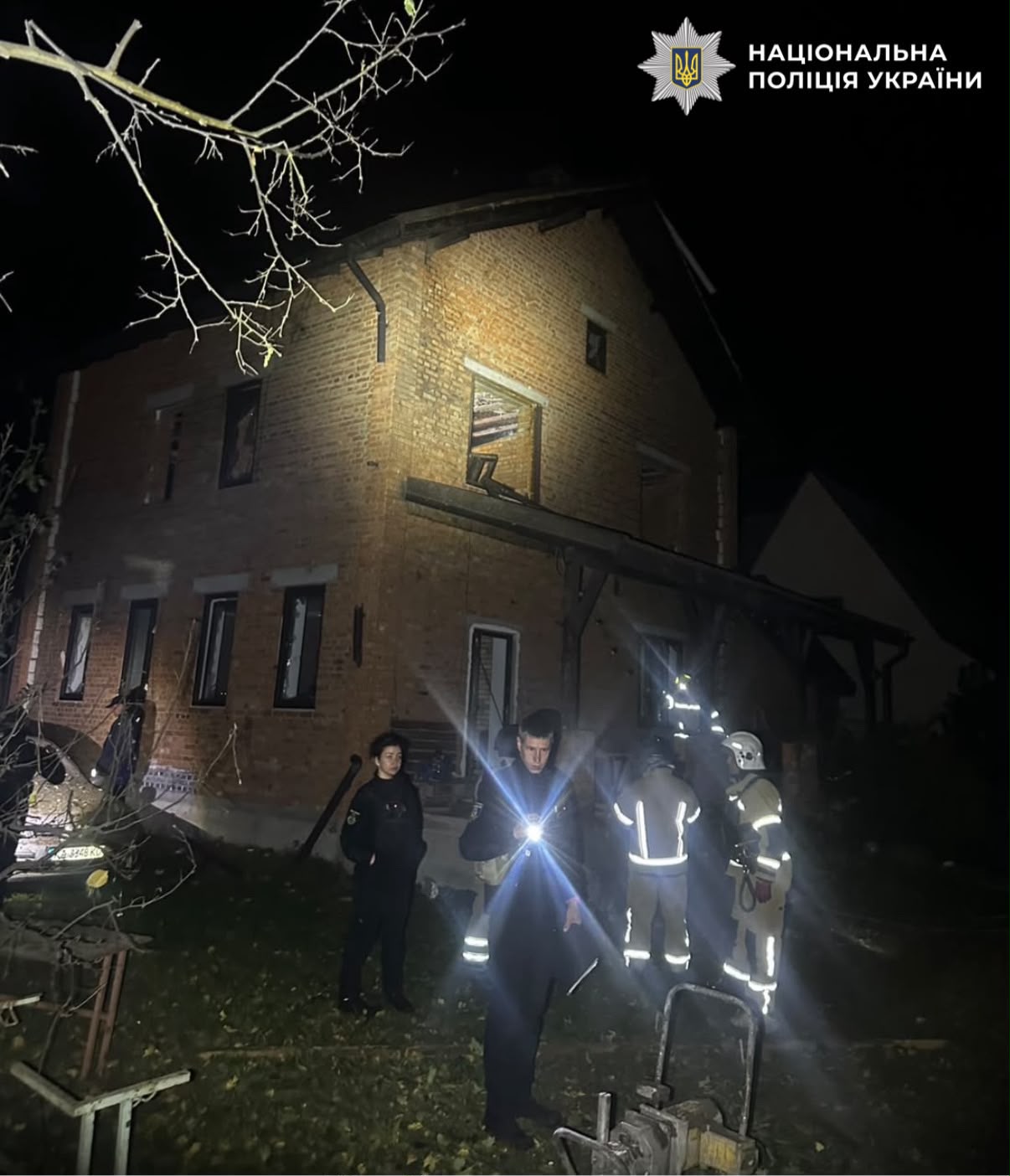 На фото правоохоронці документують наслідки атаки.